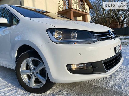 Volkswagen Sharan 2011  випуску Львів з двигуном 2 л дизель мінівен автомат за 14550 долл. 