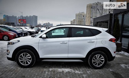 Hyundai Tucson 2016  випуску Київ з двигуном 2 л бензин позашляховик автомат за 18999 долл. 