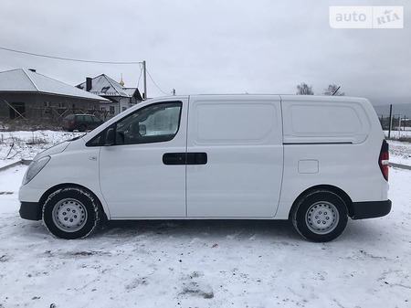 Hyundai H-1 2017  випуску Луцьк з двигуном 2.5 л дизель мінівен механіка за 13222 долл. 