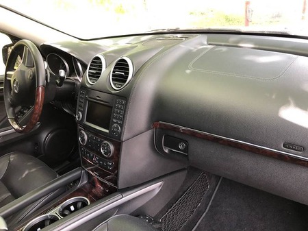 Mercedes-Benz GL 550 2010  випуску Чернівці з двигуном 5.5 л бензин універсал автомат за 23100 долл. 