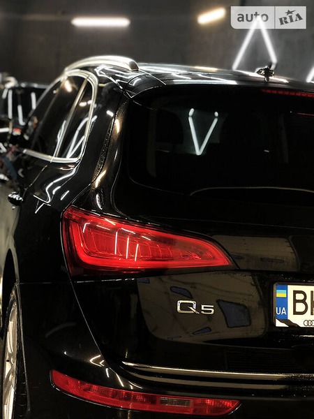 Audi Q5 2015  випуску Рівне з двигуном 3 л бензин позашляховик автомат за 21700 долл. 