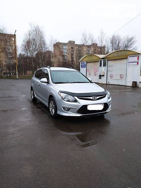 Hyundai i30 2011  випуску Дніпро з двигуном 1.6 л дизель універсал автомат за 8100 долл. 