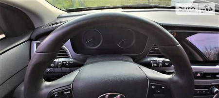 Hyundai Sonata 2016  випуску Запоріжжя з двигуном 2 л газ седан автомат за 13500 долл. 