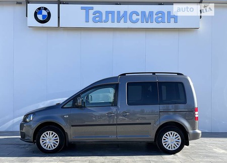 Volkswagen Caddy 2015  випуску Донецьк з двигуном 1.6 л дизель мінівен автомат за 15300 долл. 