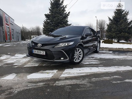 Toyota Camry 2021  випуску Кропивницький з двигуном 2.5 л бензин седан автомат за 31600 долл. 