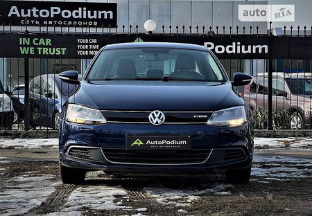 Volkswagen Jetta 2013  випуску Миколаїв з двигуном 1.4 л гібрид седан автомат за 10699 долл. 