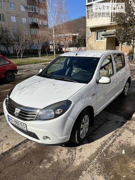 Dacia Sandero 2010  випуску Ужгород з двигуном 1.1 л бензин хэтчбек механіка за 5200 долл. 