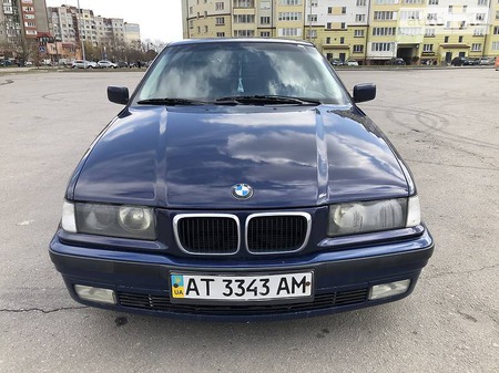 BMW 318 1996  випуску Івано-Франківськ з двигуном 1.8 л  седан механіка за 3900 долл. 