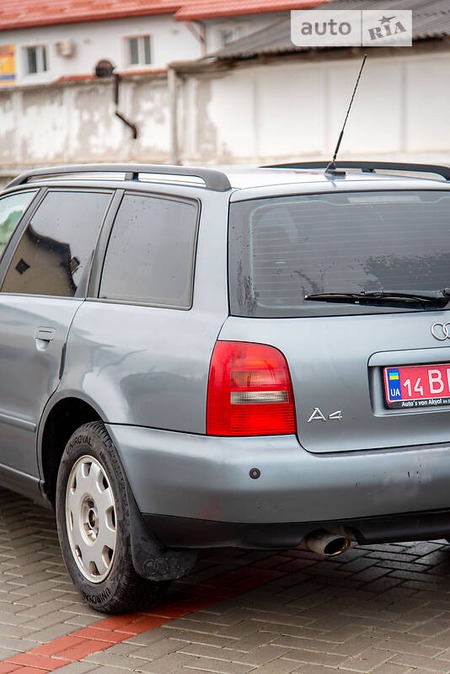 Audi A4 Limousine 1998  випуску Львів з двигуном 0 л бензин універсал автомат за 4500 долл. 