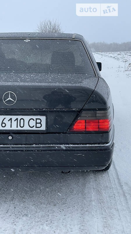 Mercedes-Benz E 300 1992  випуску Хмельницький з двигуном 3 л  седан автомат за 5000 долл. 