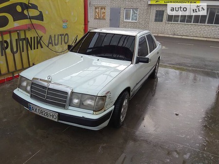 Mercedes-Benz E 230 1986  випуску Харків з двигуном 2 л  седан механіка за 2000 долл. 