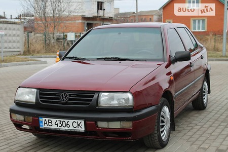 Volkswagen Vento 1992  випуску Вінниця з двигуном 1.8 л  седан  за 2850 долл. 