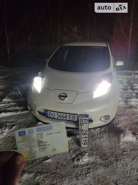 Nissan Leaf 2013  випуску Тернопіль з двигуном 0 л електро хэтчбек  за 10500 долл. 