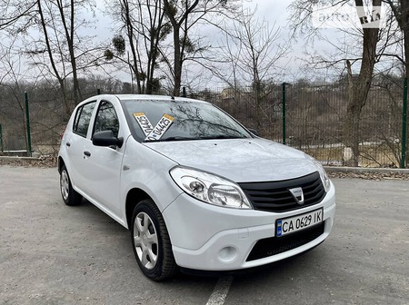 Dacia Sandero 2009  випуску Черкаси з двигуном 1.4 л бензин хэтчбек механіка за 4999 долл. 