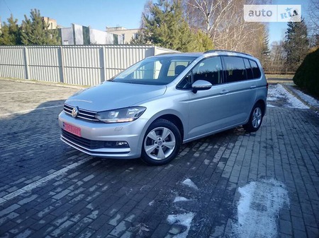 Volkswagen Touran 2017  випуску Луцьк з двигуном 1.6 л дизель мінівен автомат за 17300 долл. 