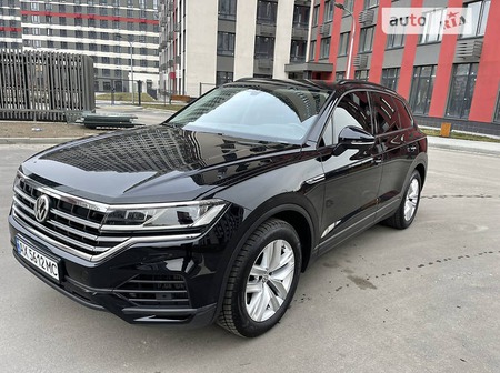 Volkswagen Touareg 2019  випуску Київ з двигуном 3 л бензин позашляховик автомат за 55999 долл. 