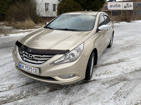 Hyundai Sonata 2010  випуску Рівне з двигуном 2 л  седан автомат за 10000 долл. 