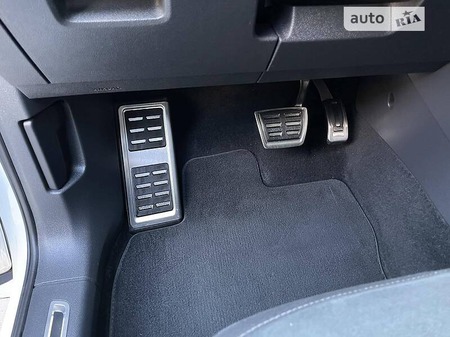 Volkswagen Tiguan 2017  випуску Чернівці з двигуном 2 л дизель позашляховик  за 30500 долл. 
