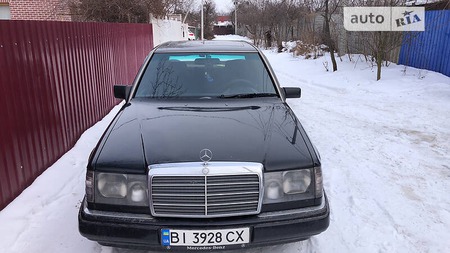 Mercedes-Benz E 300 1987  випуску Полтава з двигуном 3 л  седан автомат за 2600 долл. 