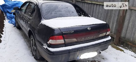 Nissan Maxima 1995  випуску Харків з двигуном 2 л  седан автомат за 2300 долл. 