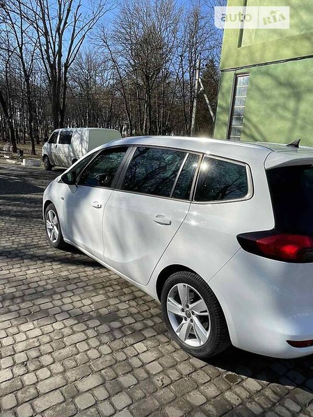Opel Zafira Tourer 2015  випуску Чернівці з двигуном 1.6 л дизель мінівен механіка за 12500 долл. 