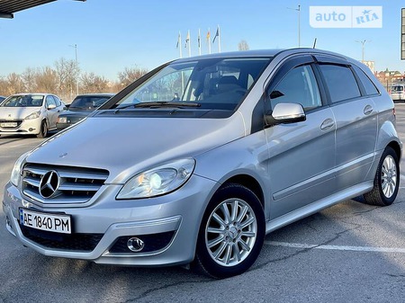 Mercedes-Benz B 180 2010  випуску Дніпро з двигуном 1.7 л бензин хэтчбек автомат за 9199 долл. 