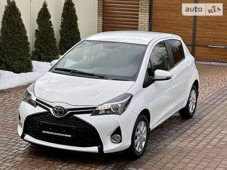 Toyota Yaris 2015  випуску Кропивницький з двигуном 1.3 л бензин хэтчбек автомат за 14399 долл. 