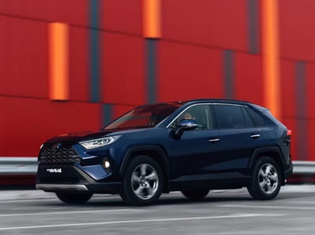 Toyota RAV 4 2021  випуску  з двигуном 2.5 л гібрид кросовер автомат за 1008046 грн. 