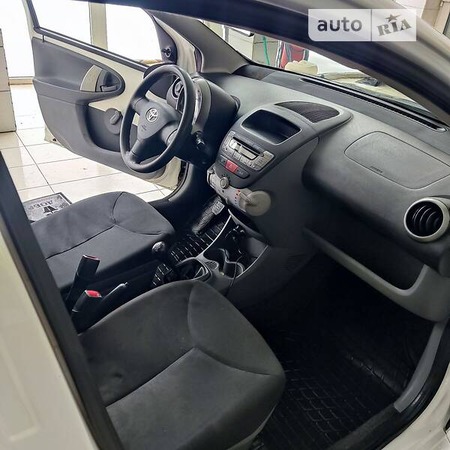 Toyota Aygo 2010  випуску Суми з двигуном 1 л бензин хэтчбек механіка за 4500 долл. 