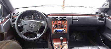 Mercedes-Benz E 200 1999  випуску Київ з двигуном 2 л  універсал автомат за 3800 долл. 
