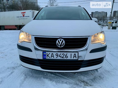 Volkswagen Touran 2008  випуску Київ з двигуном 1.9 л дизель універсал механіка за 8600 долл. 