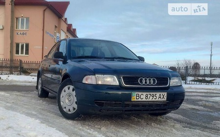 Audi A4 Limousine 1995  випуску Львів з двигуном 1.6 л бензин седан механіка за 3650 долл. 