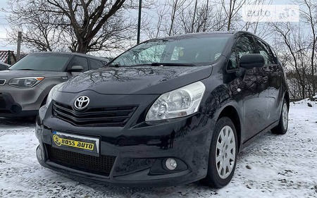 Toyota Verso 2010  випуску Чернівці з двигуном 2 л дизель хэтчбек механіка за 9700 долл. 