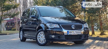 Volkswagen Touran 2008  випуску Львів з двигуном 1.9 л дизель мінівен автомат за 8800 долл. 