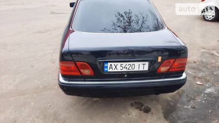 Mercedes-Benz E 280 1997  випуску Харків з двигуном 2.8 л  седан автомат за 5200 долл. 