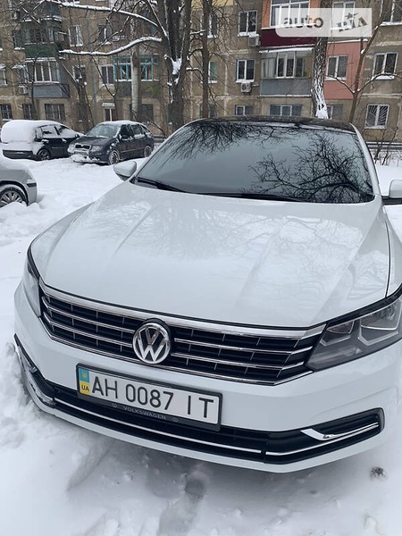 Volkswagen Passat 2017  випуску Донецьк з двигуном 1.8 л  седан автомат за 14800 долл. 
