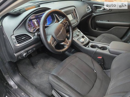 Chrysler 200 2015  випуску Запоріжжя з двигуном 2.4 л бензин седан автомат за 11399 долл. 