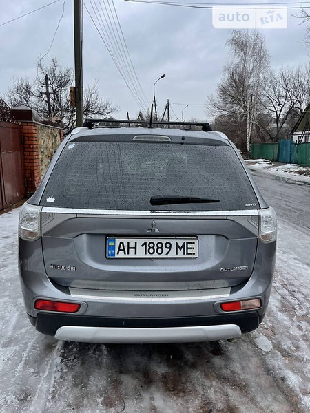 Mitsubishi Outlander 2014  випуску Донецьк з двигуном 2.4 л бензин позашляховик автомат за 18500 долл. 