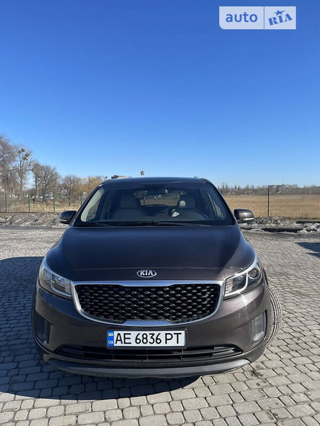 KIA Sedona 2015  випуску Дніпро з двигуном 3.3 л бензин мінівен автомат за 15800 долл. 