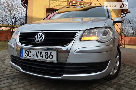 Volkswagen Touran 2008  випуску Львів з двигуном 2 л дизель мінівен автомат за 8750 долл. 