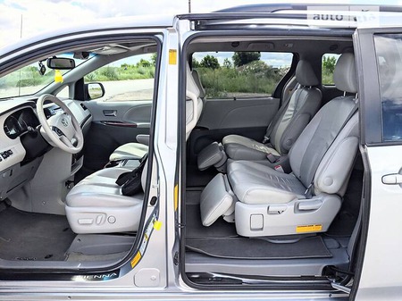 Toyota Sienna 2013  випуску Тернопіль з двигуном 3.5 л  мінівен автомат за 21500 долл. 