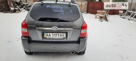 Hyundai Tucson 2008  випуску Київ з двигуном 2 л бензин універсал автомат за 10000 долл. 