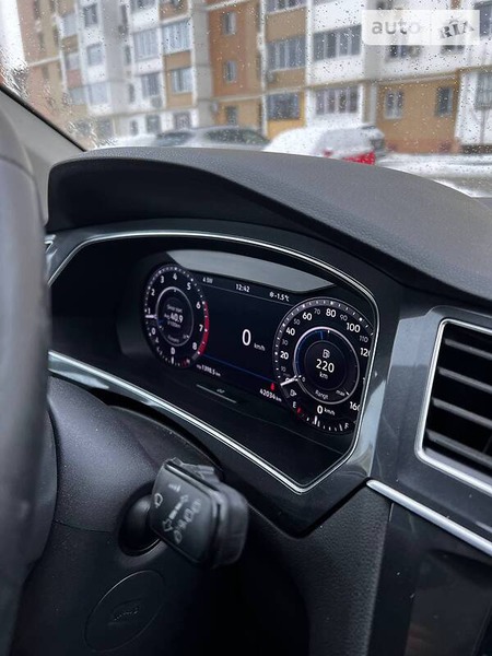 Volkswagen Tiguan 2018  випуску Харків з двигуном 2 л бензин позашляховик автомат за 27500 долл. 