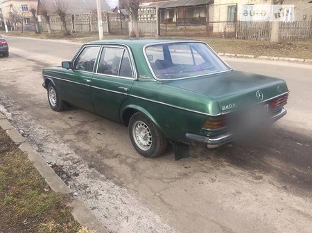 Mercedes-Benz E 240 1985  випуску Луцьк з двигуном 2.4 л дизель седан механіка за 1300 долл. 