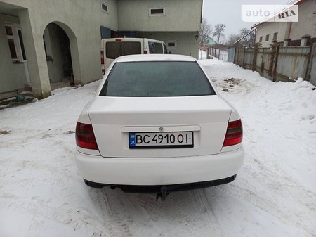 Audi A4 Limousine 1999  випуску Львів з двигуном 1.8 л  седан механіка за 3250 долл. 