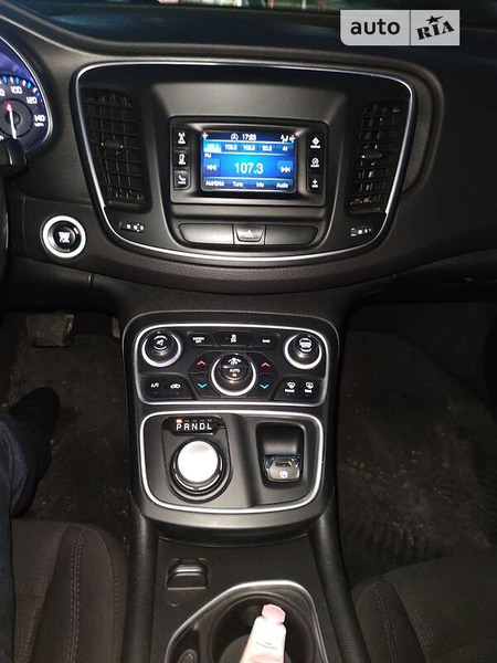 Chrysler 200 2014  випуску Дніпро з двигуном 2.4 л бензин седан автомат за 9800 долл. 