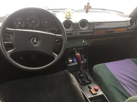 Mercedes-Benz E 240 1985  випуску Луцьк з двигуном 2.4 л дизель седан механіка за 1400 долл. 
