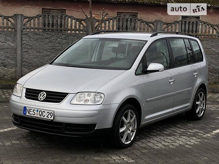 Volkswagen Touran 2005  випуску Львів з двигуном 2 л бензин мінівен механіка за 6200 долл. 