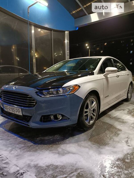 Ford Fusion 2014  випуску Дніпро з двигуном 2 л гібрид седан  за 10000 долл. 