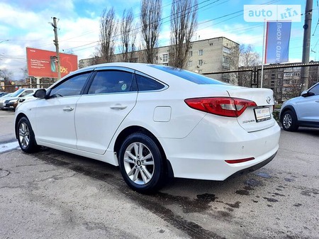 Hyundai Sonata 2016  випуску Чернігів з двигуном 2 л газ седан автомат за 11990 долл. 
